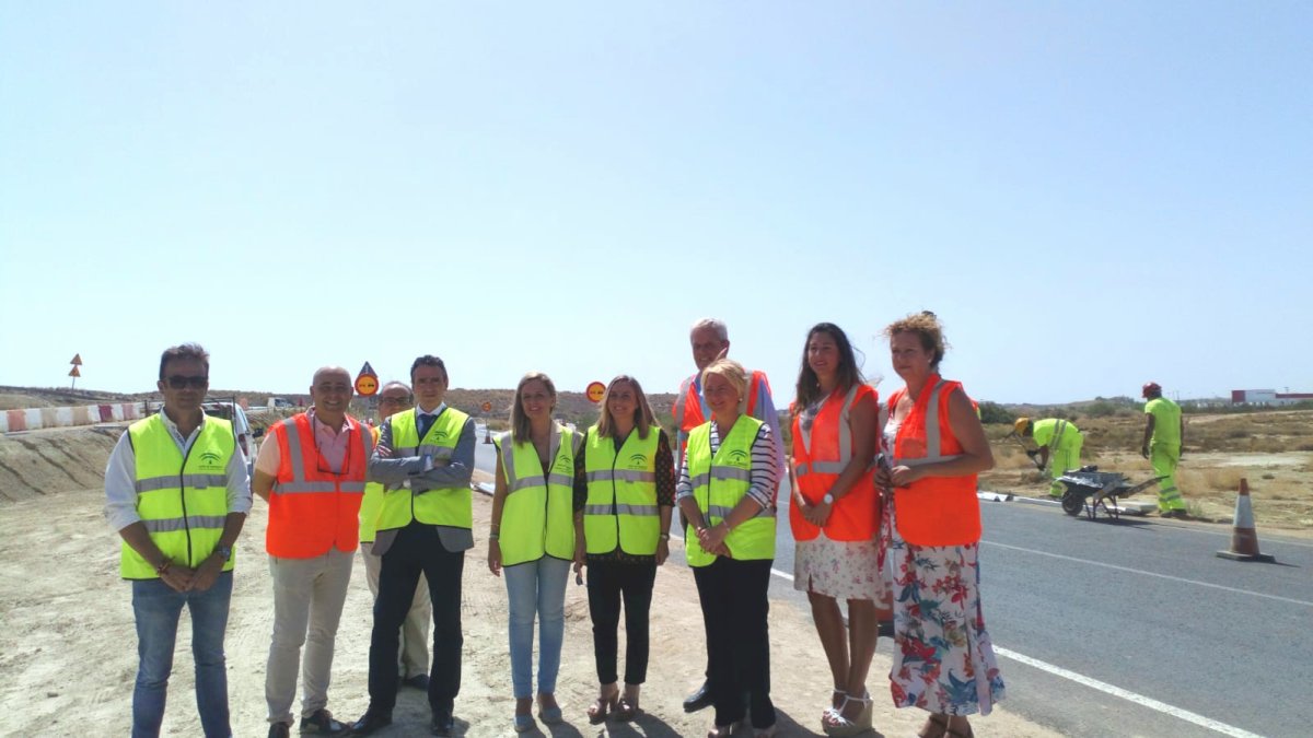 Autoridades en la carretera entre los municipios de Vera y Garrucha.