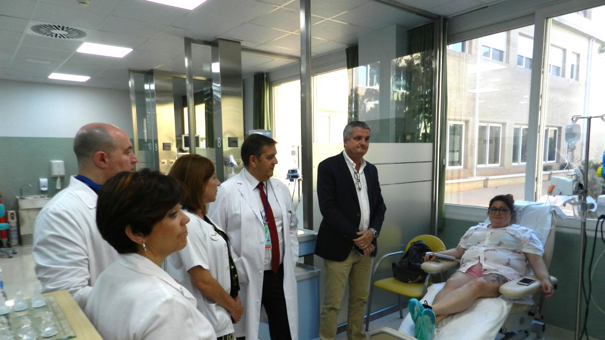 El delegado de Salud y responsables del Hospital de Poniente junto a una paciente recibiendo asistencia.