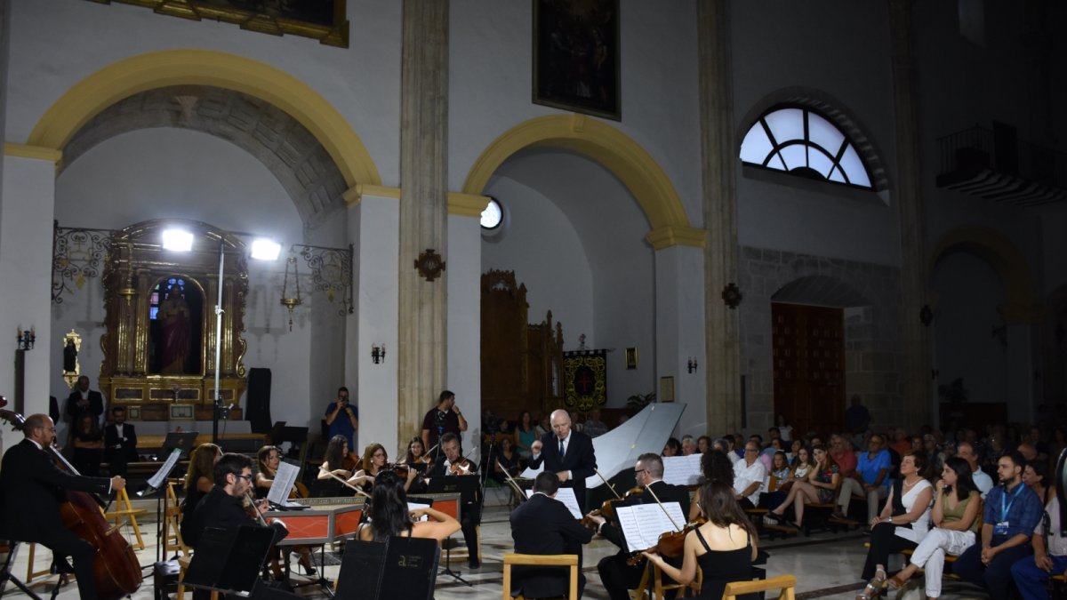 La OCAL llevó a los asistentes a un gran viaje por los mares del mundo.