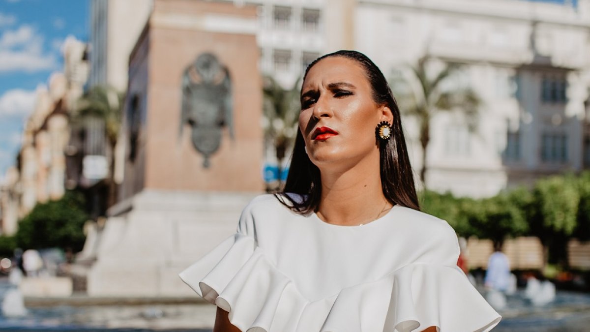 Ana Mar, vestida de Loreto Martínez con pendientes Lausett. Foto: Fran Muñoz.