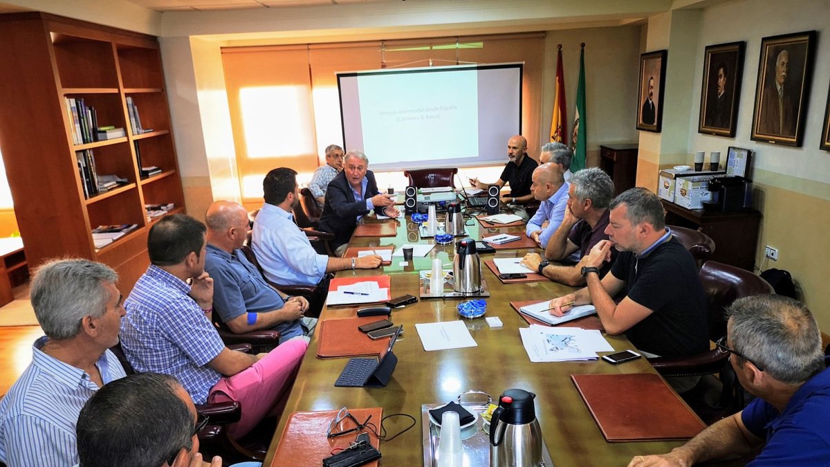 Encuentro mantenido ayer en el Puerto con empresas hortofrutícolas interesadas en el transporte marítimo.