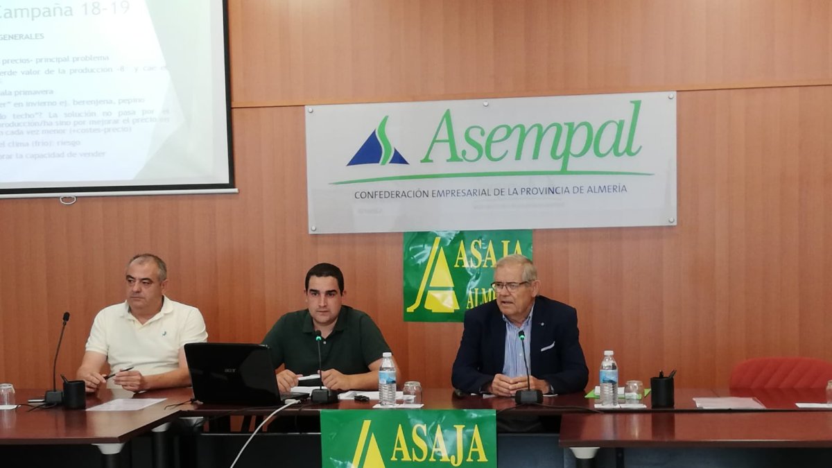 El presidente de Asaja, Pascual Soler (a la derecha) expresó ayer su preocupación.