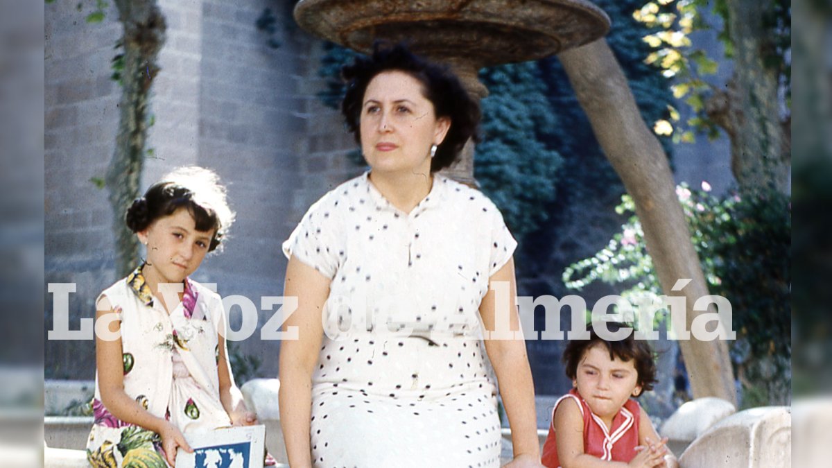 La familia Sánchez Martínez en un día de verano en la antigua fuente de mármol de la Plaza de la Catedral.
