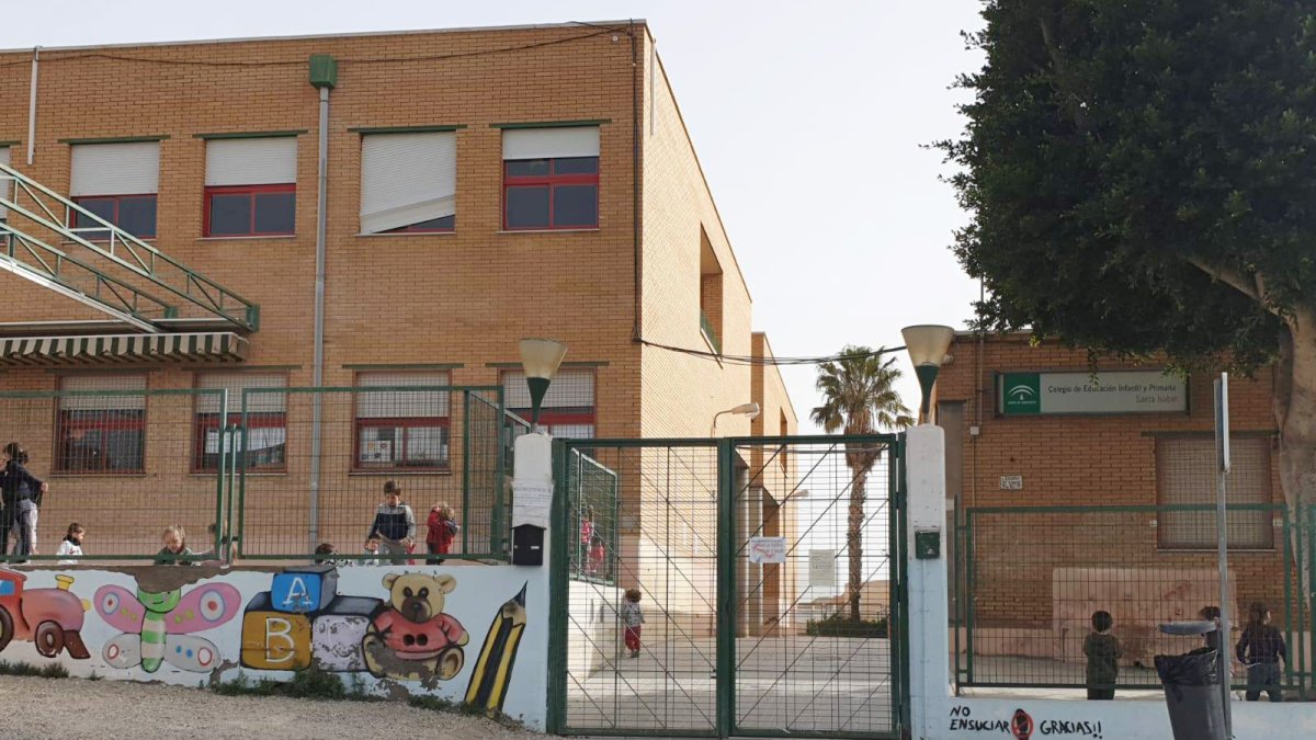 Fachada del colegio \'Santa Isabel\' en la capital almeriense.
