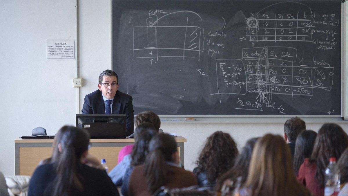 Un docente impartiendo las clases a los alumnos
