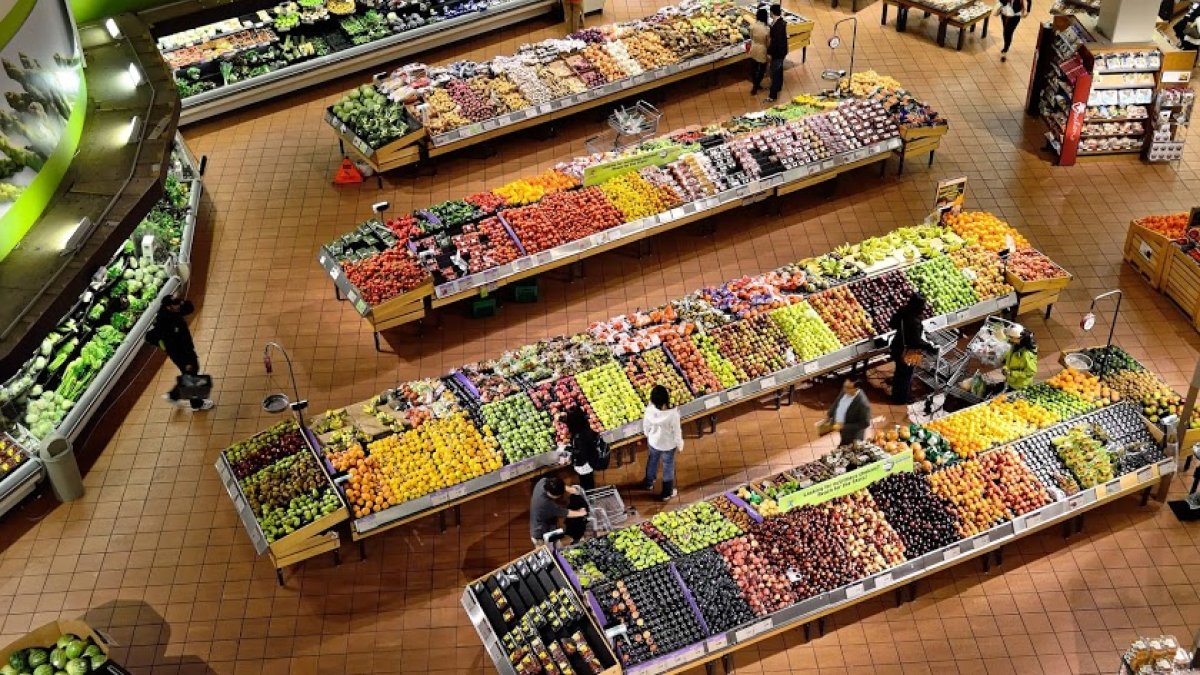 Los alimentos frescos son los más perjudicados para su conservación en esta época del año.