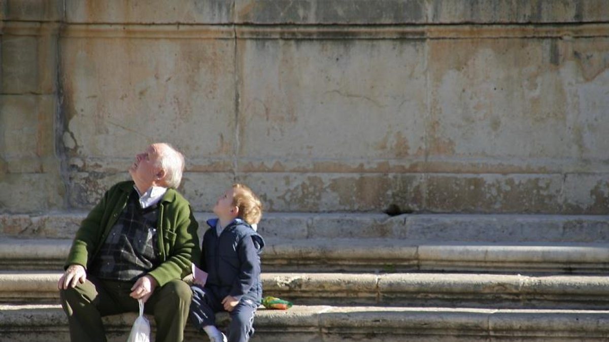Un abuelo cuidando de su nieto