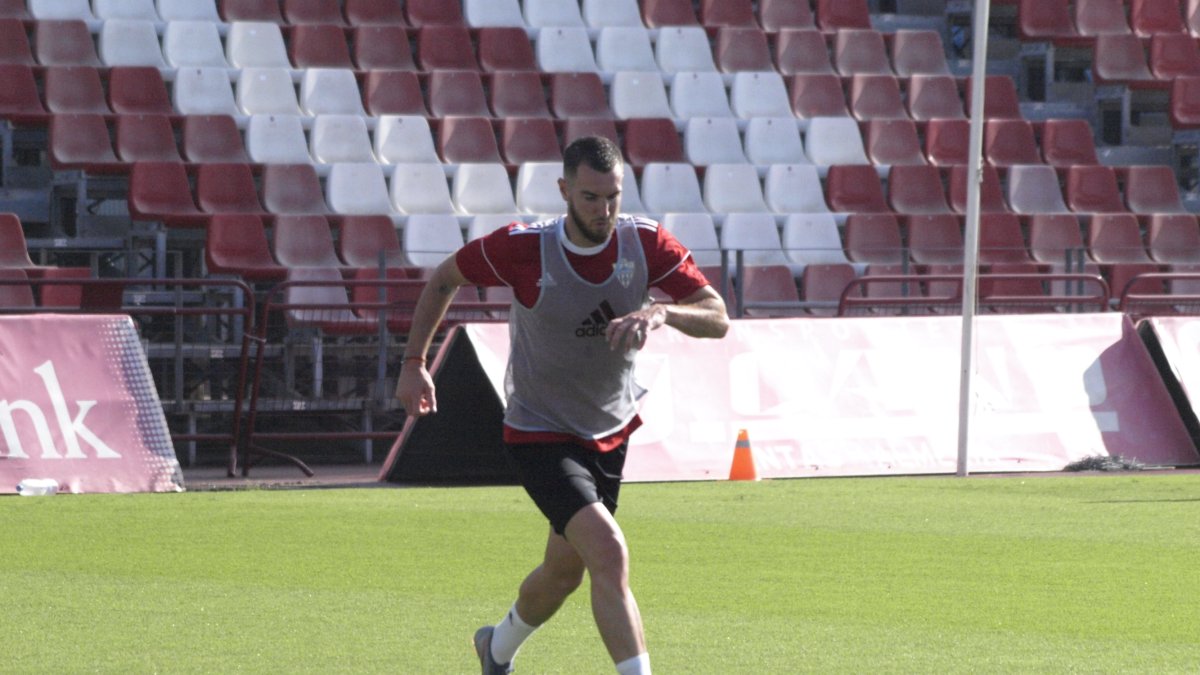 Mathieu Peybernes sacando la pelota en el entrenamiento.
