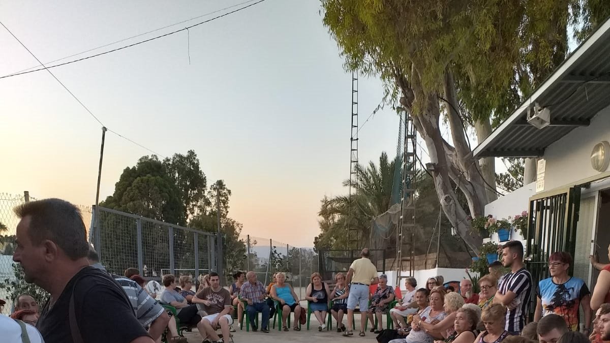 VECINOS  de la asociación, reunidos tras la orden de desalojo.