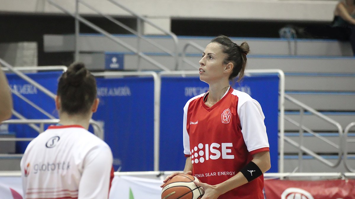 Alicia González continuará defendiendo la camiseta del ISE CB Almería.