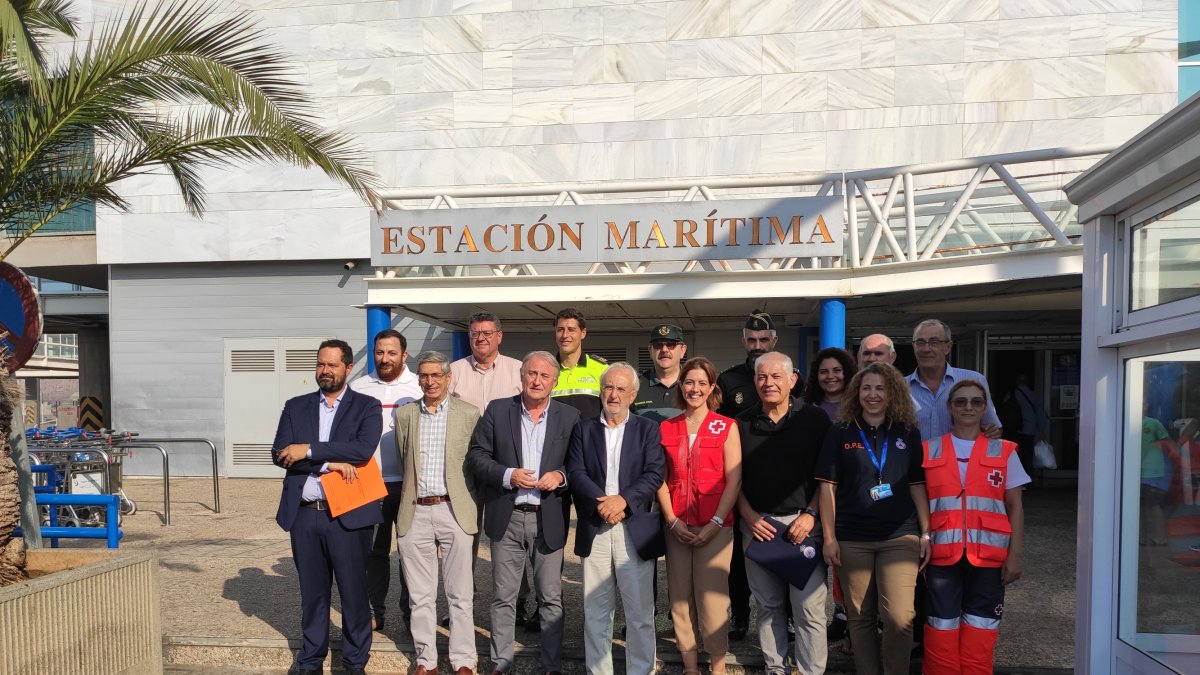 El subdelegado del Gobierno y el presidente de la Autoridad Portuaria junto al resto de efectivos.