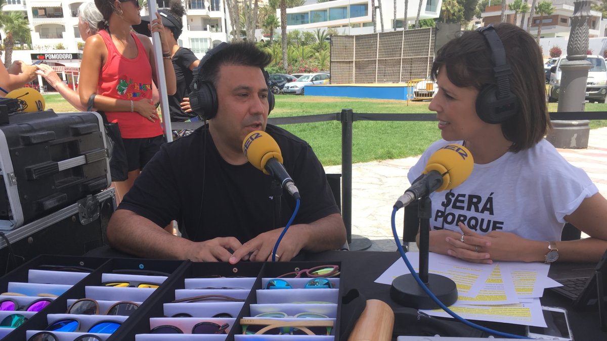 Francisco Pascali presentando las gafas biodegradables