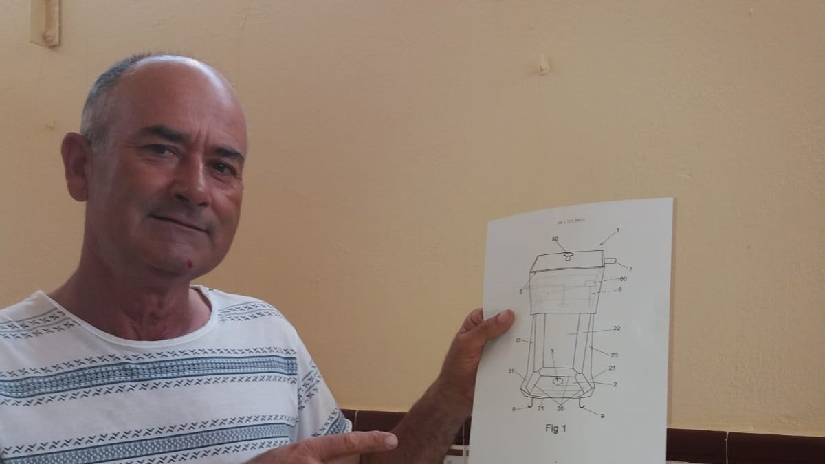 El inventor de Los Gallardos con un plano de su idea.