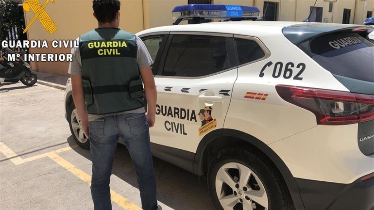 Un agente de la Guardia Civil de servicio.