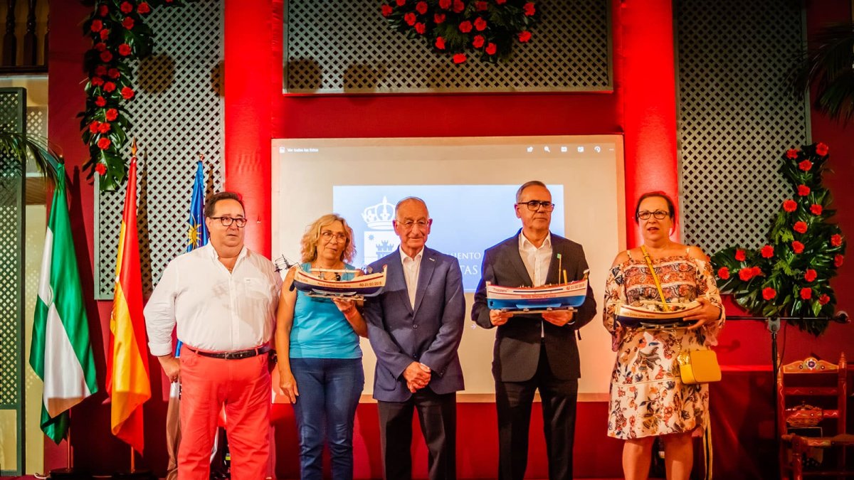 El alcalde junto al pregonero y los homenajeados en la gala que acogió el Castillo de Santa Ana.