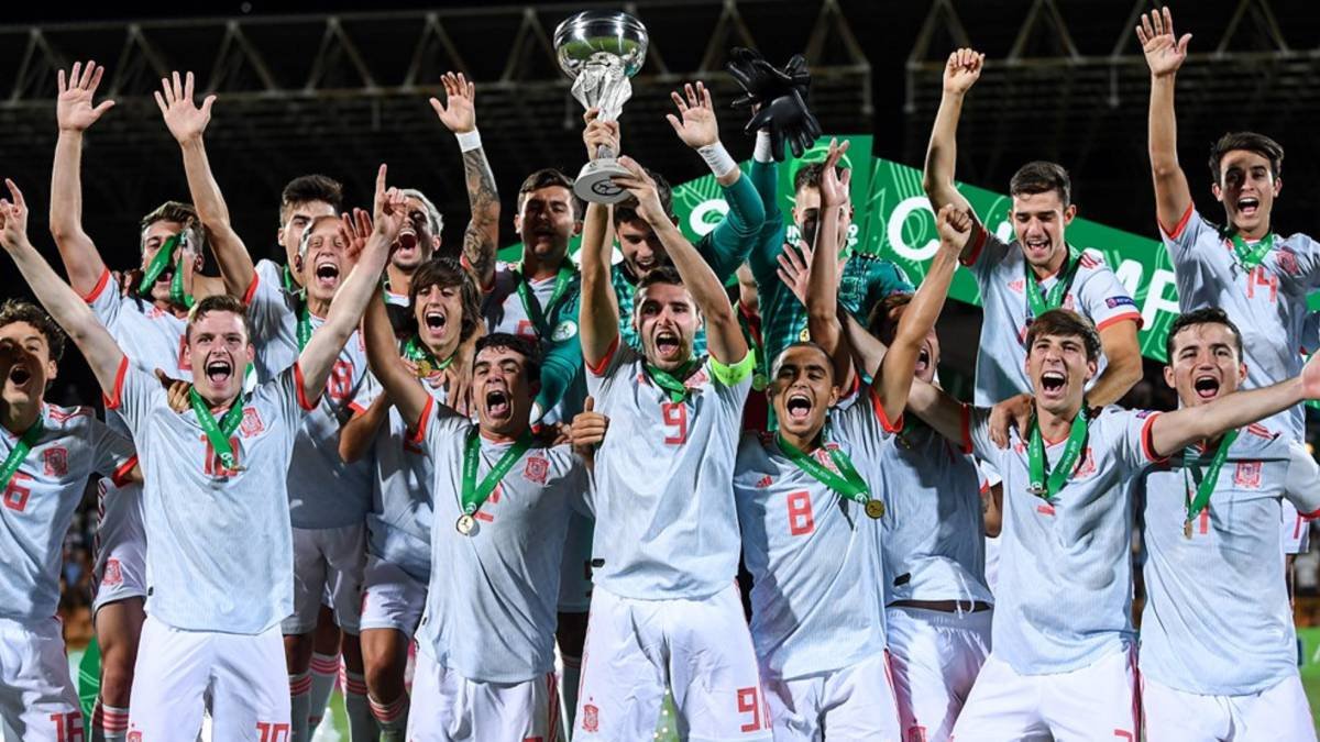 Los campeones de Europa con el trofeo.