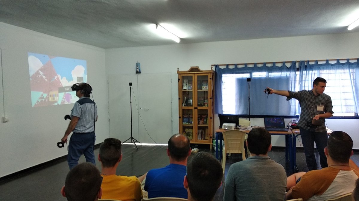 Uno de los internos prueba las gafas de realidad virtual