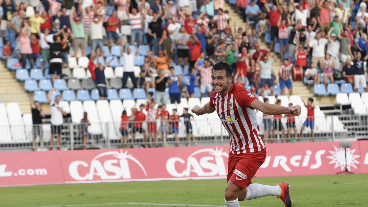 Álvaro Giménez celebrando uno de sus 20 goles en la 18-19.