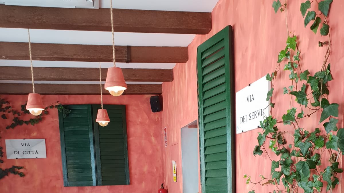 Está ambientado en una calle toscana.