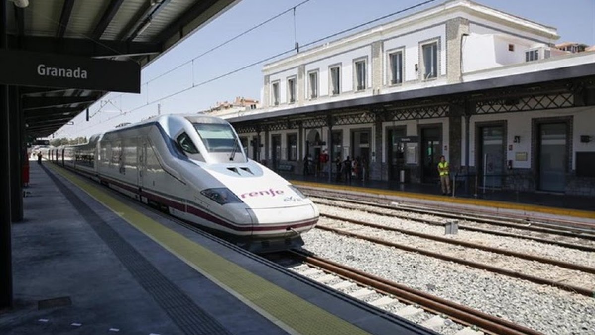 El tren llegó a Granada con un retraso de 30 minutos.