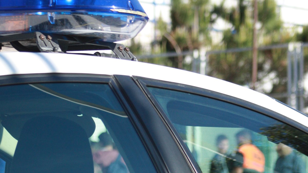 Guardia Civil patrulla a las puertas de un centro educativo.