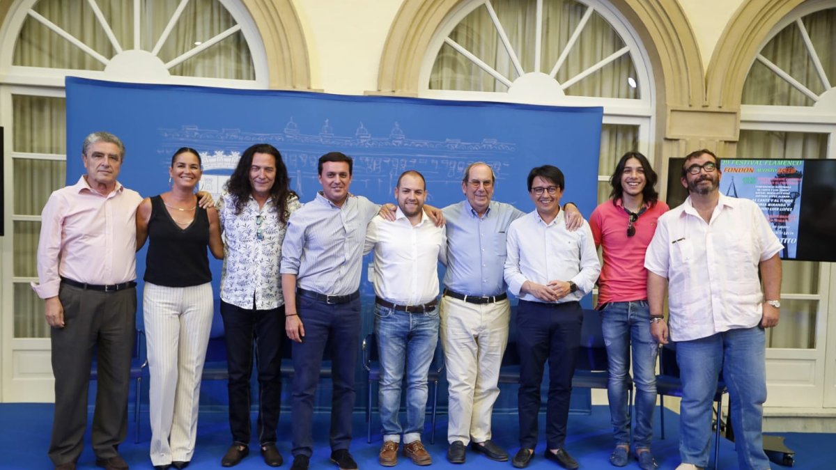 Artistas y representantes de la Diputación acudieron al acto de presentación.
