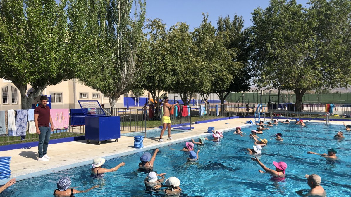 El concejal Alejandro Campos observa a un grupo de bañistas.