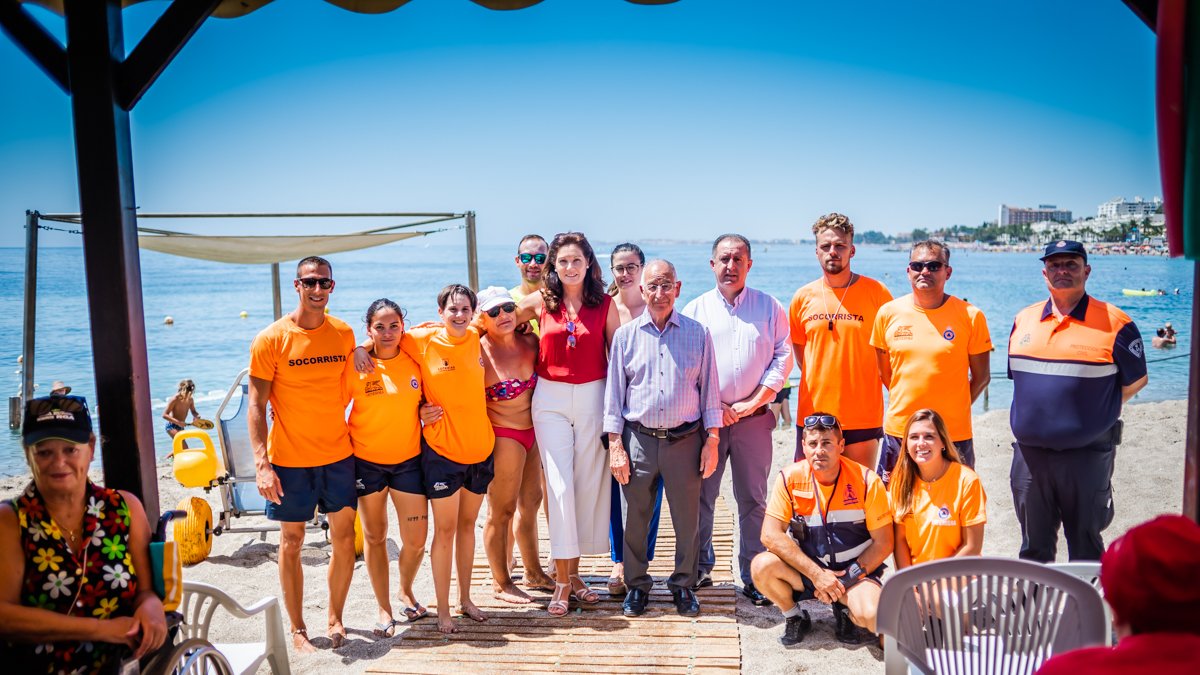 Alcalde y concejala de Familia con los voluntarios de la llamada \'zona alfa\'