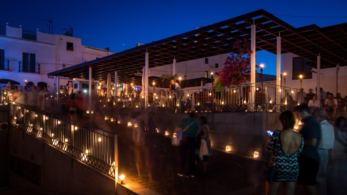Un total de 6.000 velas iluminaron las calles y plazas del pueblo