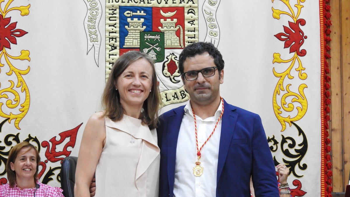 La alcaldesa con el nuevo edil, Alfonso Provencio.