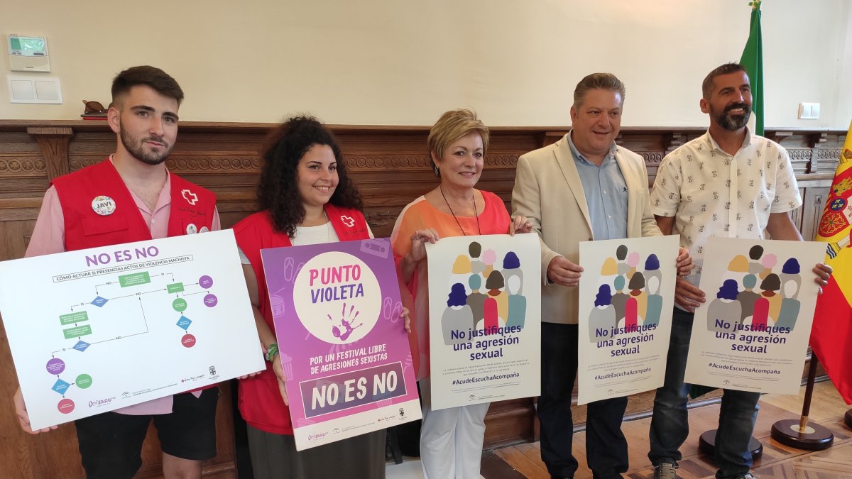 Representantes de las distintas instituciones con los carteles que se podrán ver en el festival.