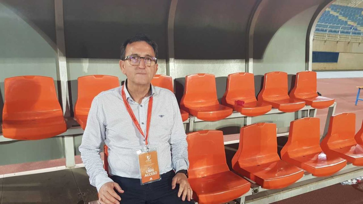 Posa para LA VOZ en el banquillo del Estadio Municipal Antonio Peroles.