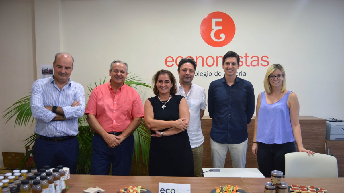 Autores del Barómetro  de Situación Económica editado por el Colegio de Economistas con su decana, Ana Moreno, en el centro.