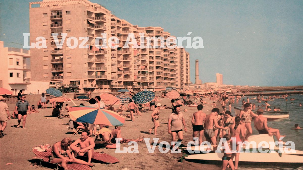 Vista de la playa del Zapillo a finales de los años sesenta cuando no existía el Paseo Marítimo.