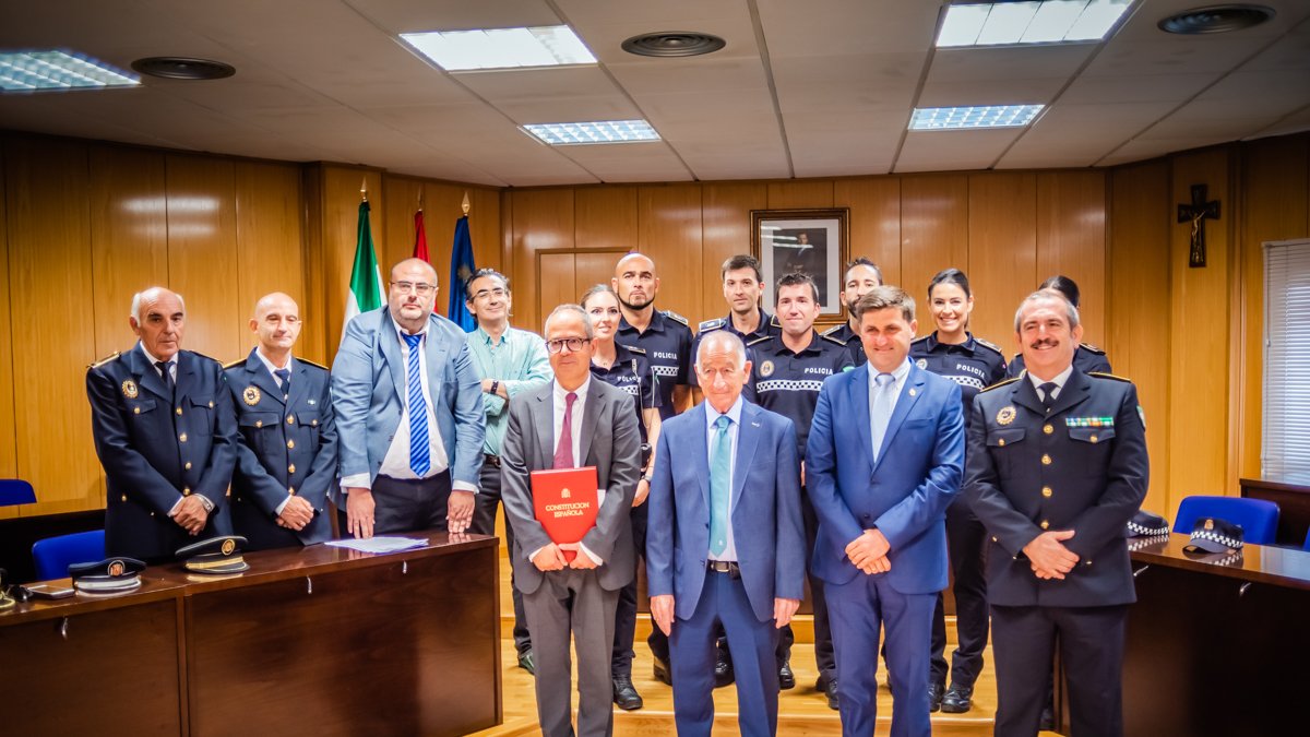 Alcalde, concejal y jefe de Policía, con los nuevos agentes, tras su toma de posesión