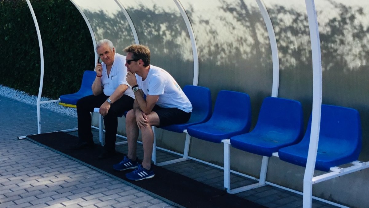 Alfonso García, con Corona, hablando por teléfono.