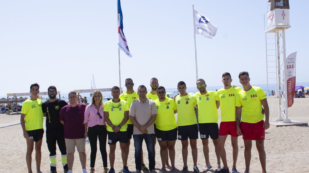 Socorristas del dispositivo de salvamento de este verano, junto al concejal David Lozano y otros responsables.