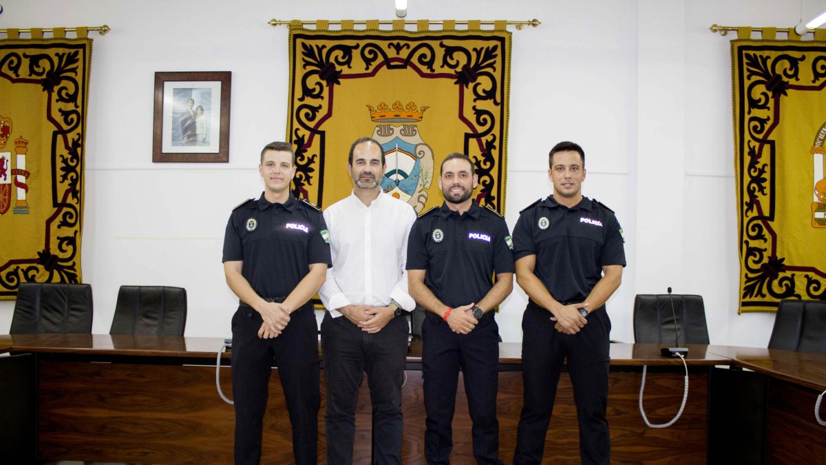 Los agentes con el alcalde de Carboneras