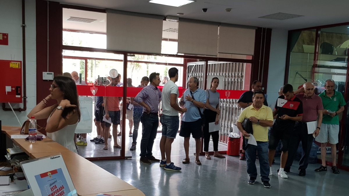 Aficionados del Almería este jueves en la sede del club.