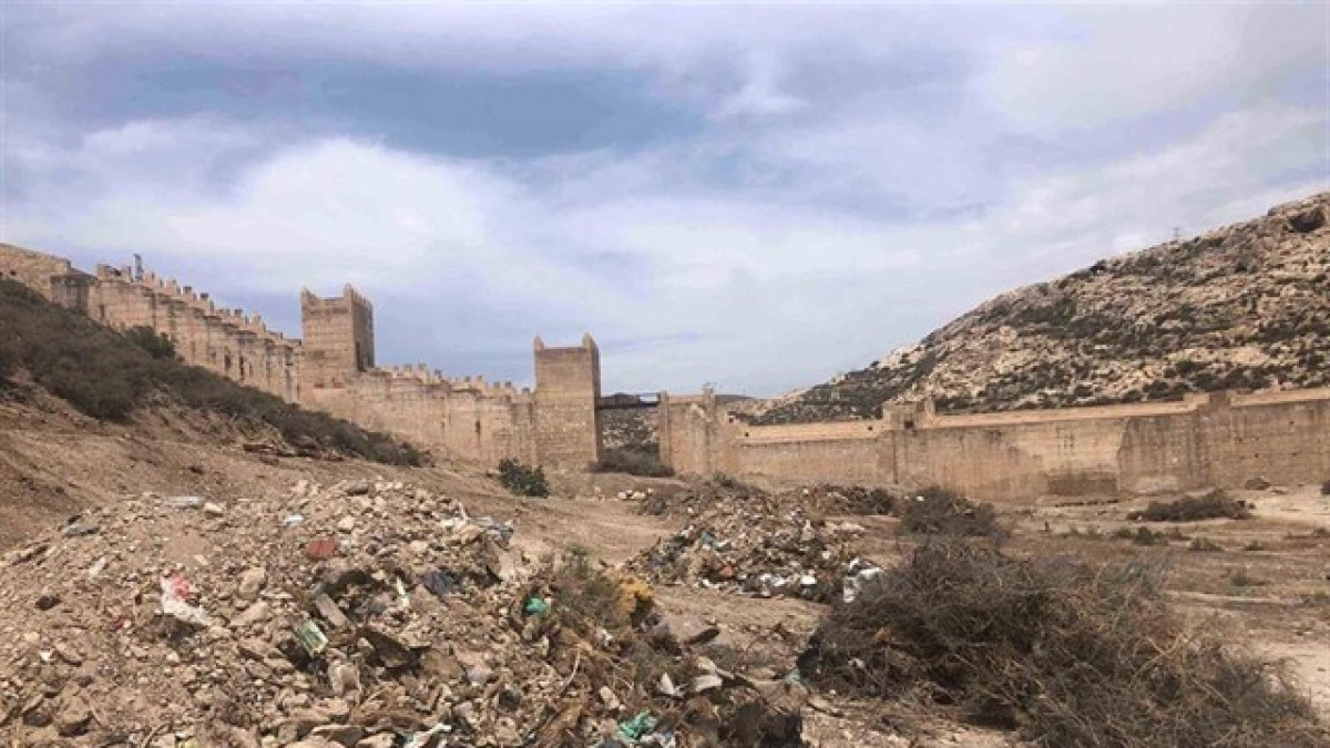 Zona del Parque de la Hoya en la que se han acumulado basura y escombros.