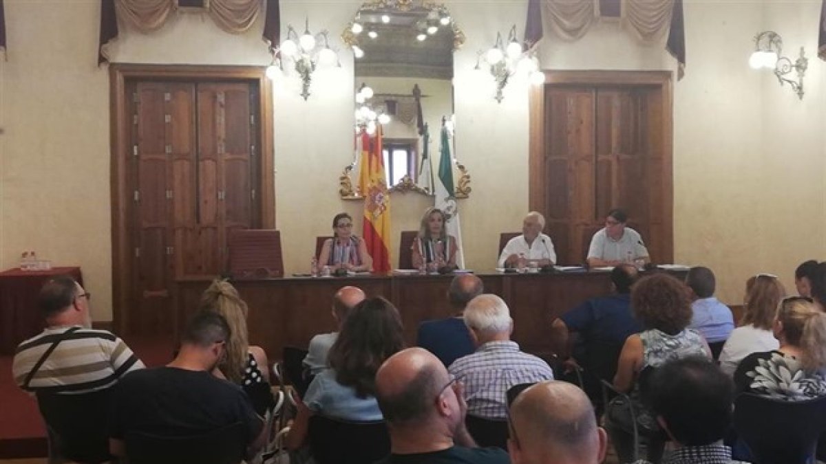 Reunión entre vecinos y administraciones por los cortes de luz