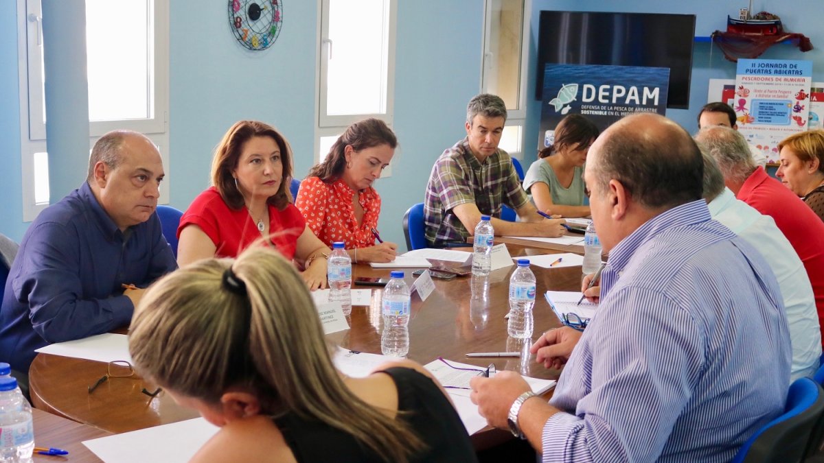 La consejera  Carmen Crespo presentó ayer el proyecto en Almería a los armadores.