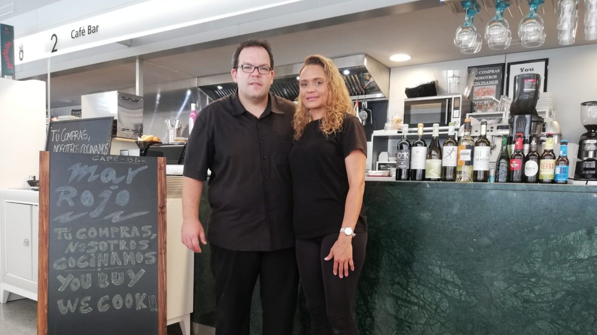 José Manuel y Mykarla, gerentes del Bar Mar Rojo