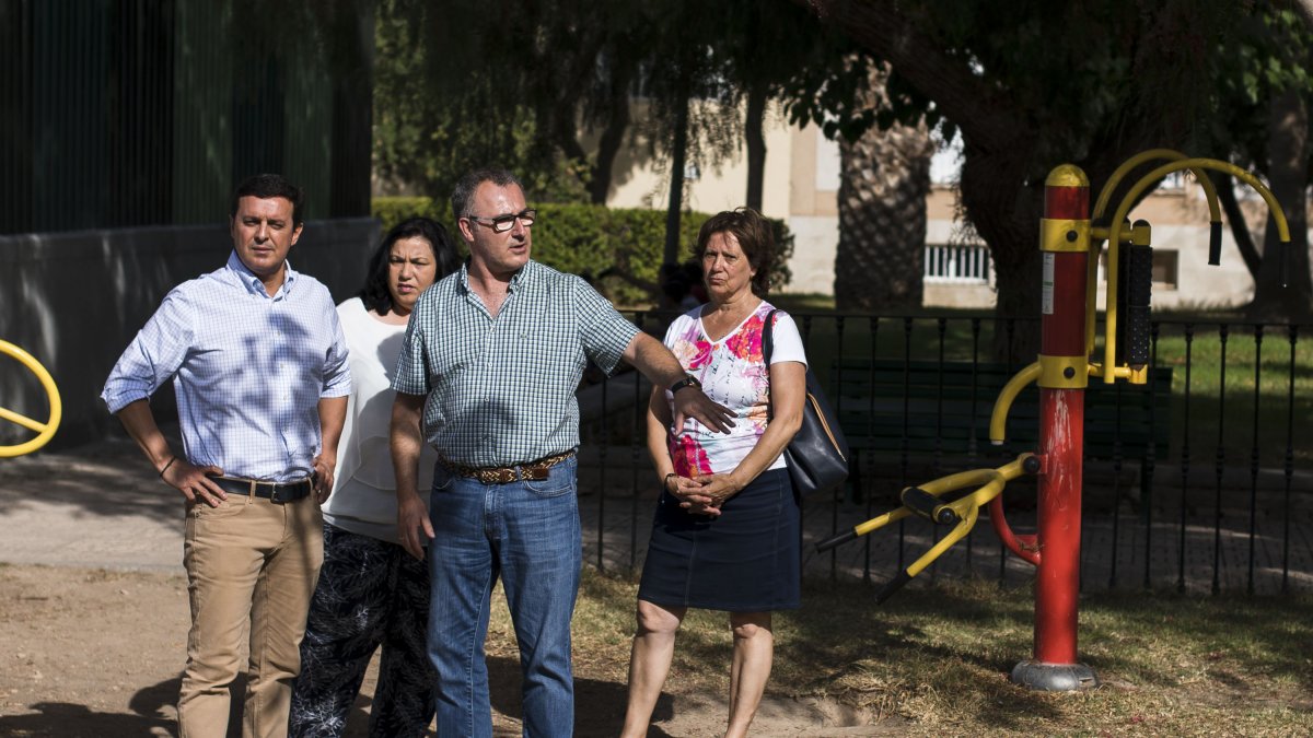 García atiende las explicaciones del alcalde sobre el proyecto