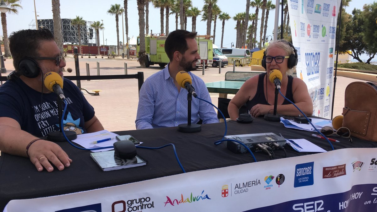 El concejal de Limpieza Urbana, José Crespo y la dueña de\'La Pulpera\' Carmen