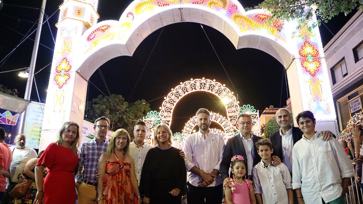 El alcalde, los concejales, la diputada provincial y el pregonero tras encender la portada de Feria.