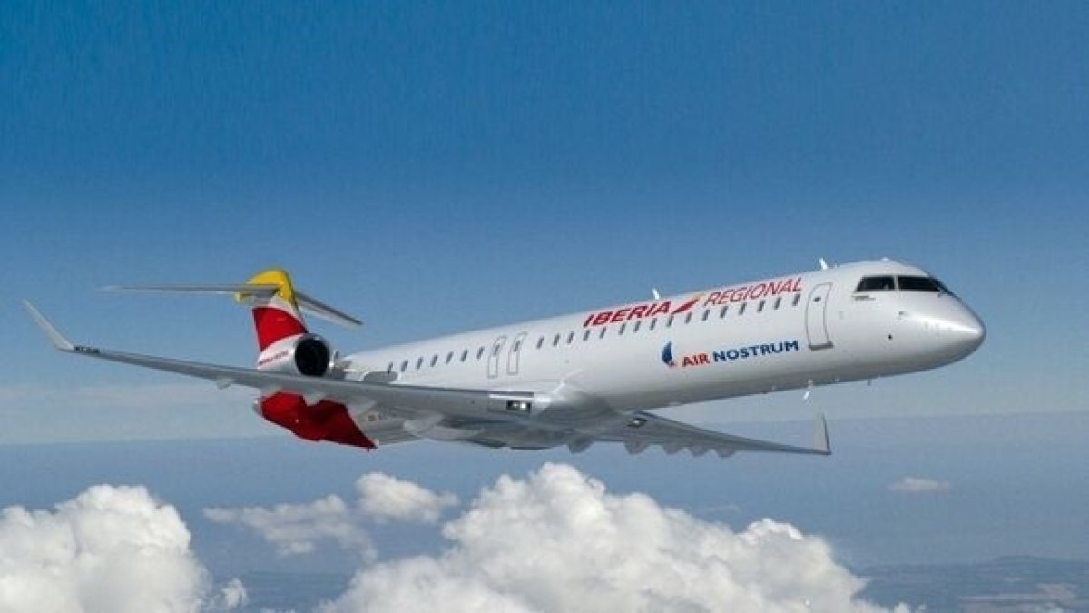 Un avión de Air Nostrum, que presta servicio en el aeropuerto de Almería.