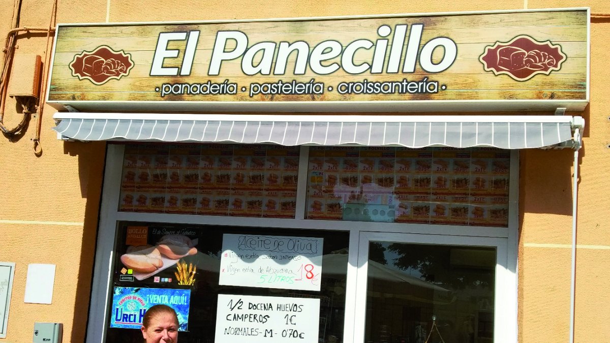 Trabajadora junto a su negocio en El Zapillo.