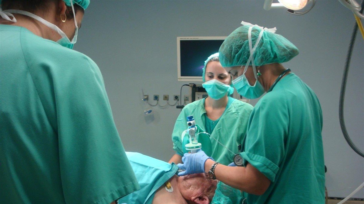 Anestesista, trabajando para dormir a un paciente.