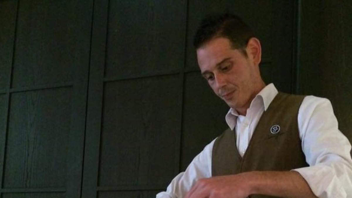 José Antonio corta jamón ‘5 Jotas’.